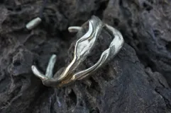 Brazalete rígido de bronce y alpaca maciza, con diseño orgánico irregular.