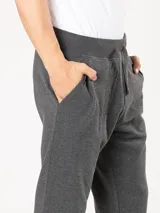 Babucha gris claro con corte jogger, ajustable en la cintura y confort para el día a día.