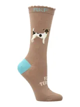 Calcetines marrones con diseño de perro fox terrier blanco con manchas negras y talón celeste.