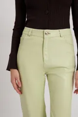 Pantalón de cuero color claro con tiro medio y corte relajado.