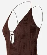 Vestido largo marrón de malla de poliéster con elastano, escote halter, espalda abierta, breteles finos y textura agujerada con forro.