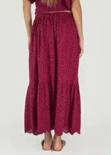 Pollera larga color beige con bordado calado y cintura elastizada.