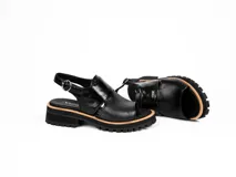 Sandalias de cuero color suela con plataforma y hebilla ajustable.