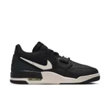 Zapatillas deportivas negras con diseño bajo, detalles en blanco y suela de goma.