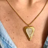 Cadena dorada con dije de corazón con incrustaciones de strass.