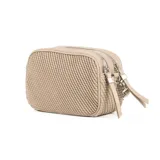 Bandolera rectangular color beige con diseño texturizado en símil cuero. Tiene correa regulable, acceso con cierre, dos compartimentos internos (uno con cierre y otro abierto) y un bolsillo externo con botón imantado. Los herrajes son plateados y el interior es de tela de algodón y poliéster.