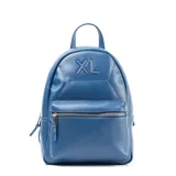 Mochila azul de símil cuero liso con logo XL Extra Large en relieve. Tiene acceso con cierre, un compartimento principal, un bolsillo externo con cierre, un bolsillo interno con cierre y dos bolsillos internos abiertos. La correa es regulable y los herrajes son plateados.
