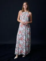 Vestido largo de gasa estampada con flores de colores, escote halter plisado, corte en la cintura elastizado, abertura en la espalda con lazo de ajuste y forro interno a tono.