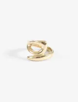 Anillo de acero quirúrgico hipoalergénico con diseño curvo y brillante.