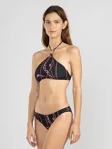 Bombacha de bikini negra con estampado de cadenas rosas.
