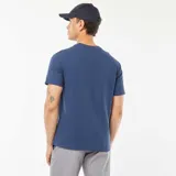 Camiseta azul de punto jacquard con cuello redondo y mangas cortas.