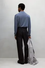 Pantalón de jean negro de tiro alto, corte relajado y pierna ancha.