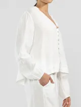 Pantalón celeste de lino italiano, de pierna ancha, con cintura elástica ajustable con cordón y bolsillos laterales.