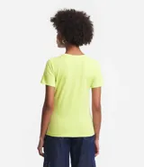 Remera básica celeste de media malla, con escote en V y mangas cortas.