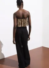 Top strapless con estampado animal print de leopardo, diseño crop y volantes.