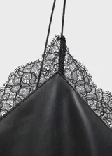 Vestido corto negro de efecto piel, con tirantes finos, escote en pico y detalle de encaje en el escote.