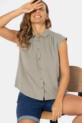 Camisa color beige de lino con botones de madera, cuello clásico y mangas cortas.