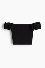 Top corto negro de punto acanalado, con hombros descubiertos y mangas cortas abullonadas con elástico revestido.