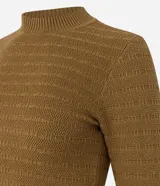 Suéter de manga larga color blanco hueso, confeccionado en punto texturizado con cuello redondo y puños y bajo acanalados. Contiene viscosa certificada en su composición.