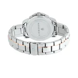 Reloj Maserati modelo Successo R8873621008 para hombre, con caja plateada de acero inoxidable de 44mm, esfera azul con detalles en dorado rosa y correa de acero inoxidable plateada con detalles en dorado rosa. Cuenta con movimiento de cuarzo Seiko VD53, cristal mineral y resistencia al agua de 5 ATM.