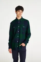 Camisa a cuadros azul y verde con dos bolsillos frontales con botón.