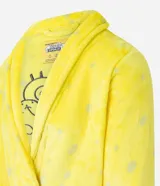 Bata de baño amarilla de fleece con mangas largas, bolsillos y lazo en la cintura. Tiene un bordado de Bob Esponja en la espalda.