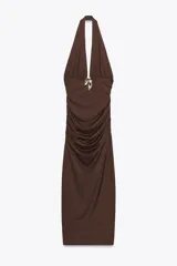 Vestido midi marrón de cuello halter confeccionado en hilatura con mezcla de poliamida. Espalda descubierta, detalle de aplicación metálica en delantero y drapeado lateral.