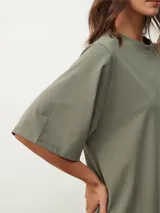 Vestido gris oscuro de corte recto, con cuello redondo y mangas cortas.