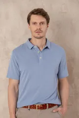 Remera celeste de corte clásico, con cuello polo abotonado y mangas cortas.