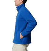 Chaqueta de forro polar color azul con cierre frontal completo y cuello alto. Presenta un bolsillo vertical con cremallera en el pecho con el logo de Columbia y bolsillos laterales con cremallera. Confeccionada en microfibra de poliéster ligera para mayor comodidad en actividades al aire libre.