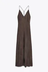 Vestido largo marrón de Zara Woman Collection confeccionado en viscosa y lyocell, con escote pico y tirantes finos cruzados en la espalda.