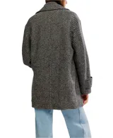 Abrigo tipo peacoat de corte oversize y silueta cuadrada, confeccionado en mezcla de lana con patrón de espiga en tonos negro y gris. Presenta cuello de solapa, cierre frontal de doble botonadura y mangas largas.