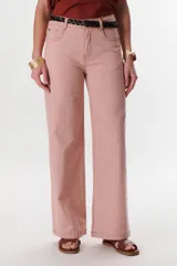 Pantalón de jean color rosa claro, de corte recto y tiro alto, con cinturón trenzado negro.