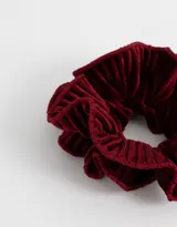 Maxi scrunchie plisada de velvet color rosa claro.
