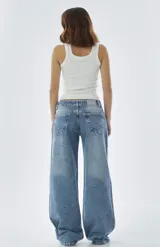 Pantalón de jean celeste de corte wide leg.