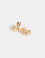 Par de aros colgantes cortos con forma de caracol marino de metal dorado.