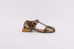 Sandalias de cuero negro con punta cuadrada, tira central con hebilla y taco cuadrado de madera.