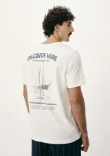 Camiseta negra de manga corta con cuello redondo y estampado pequeño en el pecho.