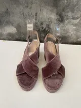 Sandalia de terciopelo lila con plataforma y taco ancho forrado.