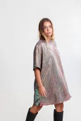 Vestido corto de poliéster color verde azulado, con escote en la espalda y tiras finas para ajustar.