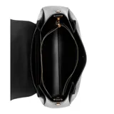 Bolso de mano Guess modelo Sora, color negro, con correa de hombro ajustable y extraíble. Presenta solapa con cierre magnético y logo triangular metálico en el frente.