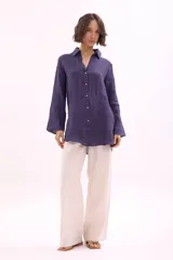Camisa de lino color azul oscuro con cuello camisero y botones frontales. Manga larga con puño ancho.