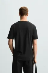 Camiseta negra de algodón con cuello en V y manga corta.
