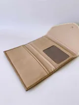 Billetera beige y marrón de cuero con cierre de broche y monedero externo.