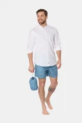 Short de baño celeste con estampado de hojas, cintura elástica con cordón ajustable, dos bolsillos laterales y suspensor de malla fina.