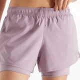 Short deportivo de rendimiento color lila con tecnología de secado rápido NB DRY, equipado con slip transpirable y entrepierna de 3 pulgadas.