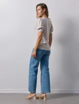 Remera blanca de modal con cuello redondo y mangas cortas abullonadas con puño.