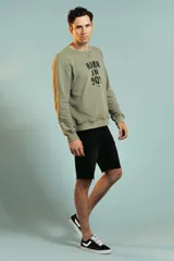 Sweatshirt color marrón claro con cuello redondo y puños ajustados.