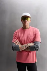 Camiseta marrón de algodón, corte relaxed fit, cuello redondo y manga corta.