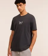 Remera de mangas cortas color gris oscuro, confeccionada en algodón, con cuello redondo y estampa frontal de montañas y texto "Alive Outside Environment".